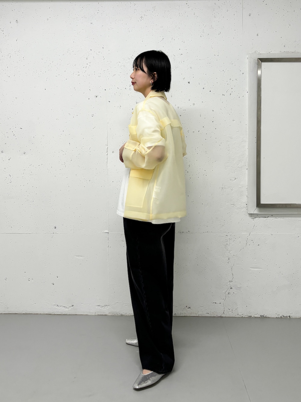 ホワイト系のカバーオール、ホワイト系のTシャツ/カットソー、ブラック系のデニムパンツを着用したレディースの春コーディネートの2枚目の写真