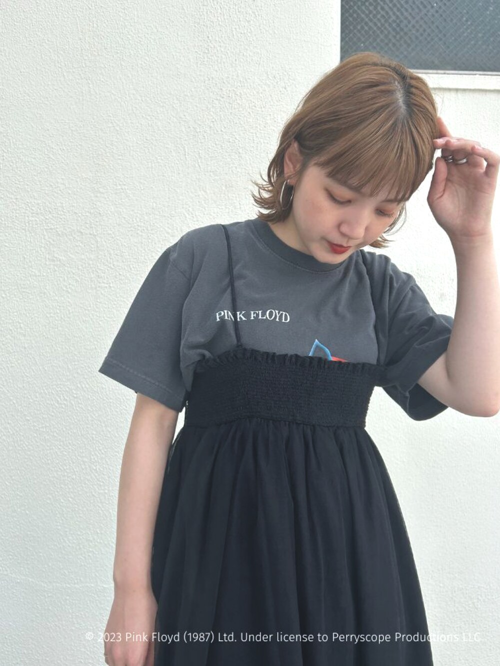 ブラック系のその他アウター、ブラック系のワンピースを着用したレディースの夏コーディネートの4枚目の写真