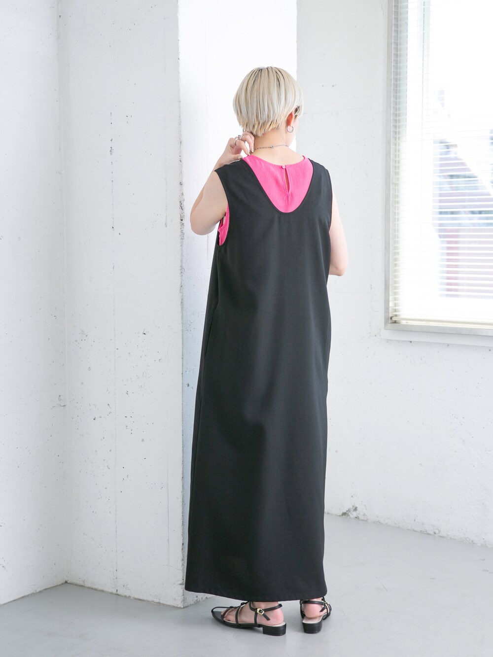 ブラック系のワンピース、ピンク系のシャツ/ブラウス、ブラック系のサンダルを着用したレディースの夏コーディネートの3枚目の写真