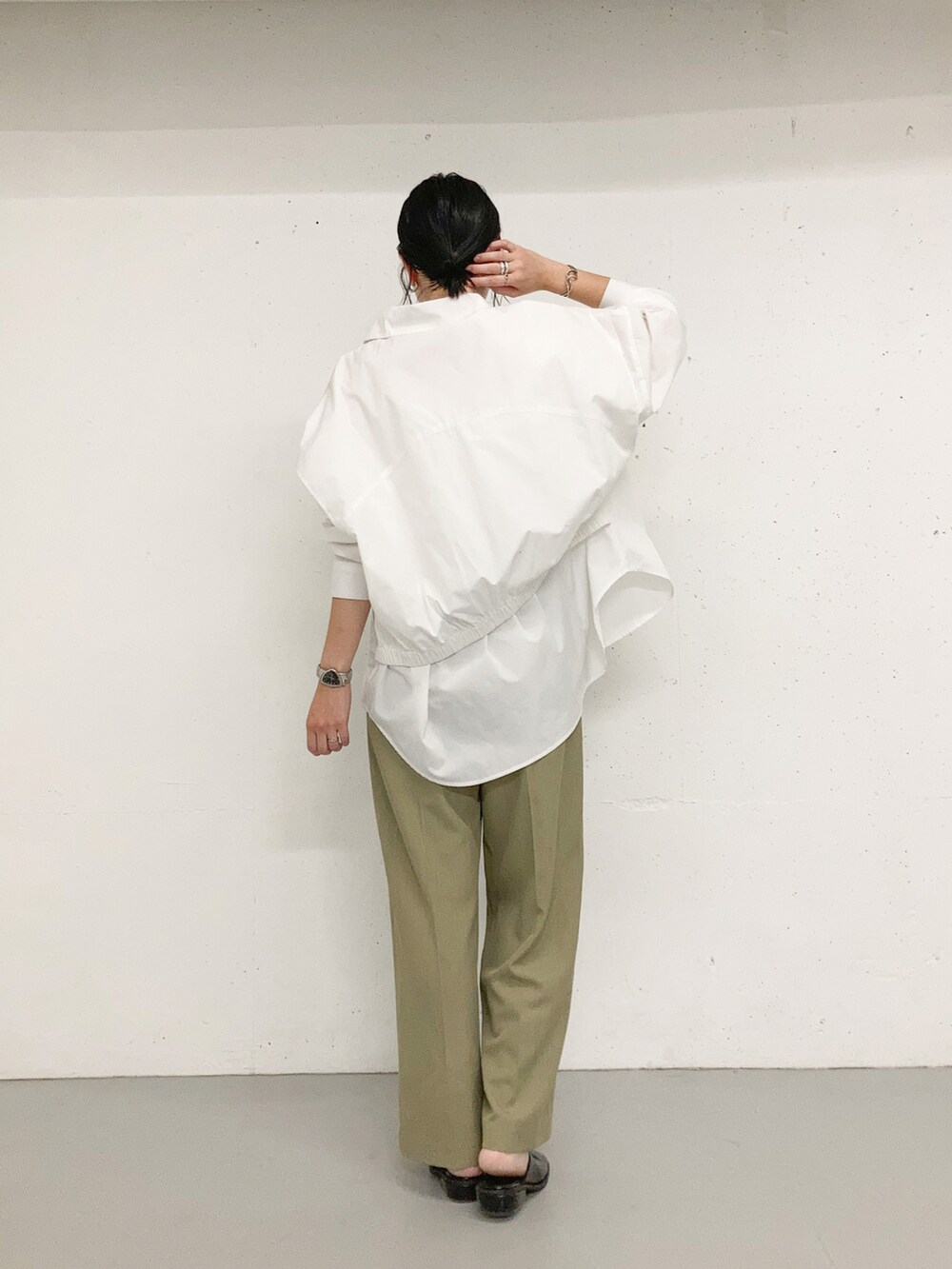 ホワイト系のシャツ/ブラウスを着用したレディースの夏コーディネートの3枚目の写真