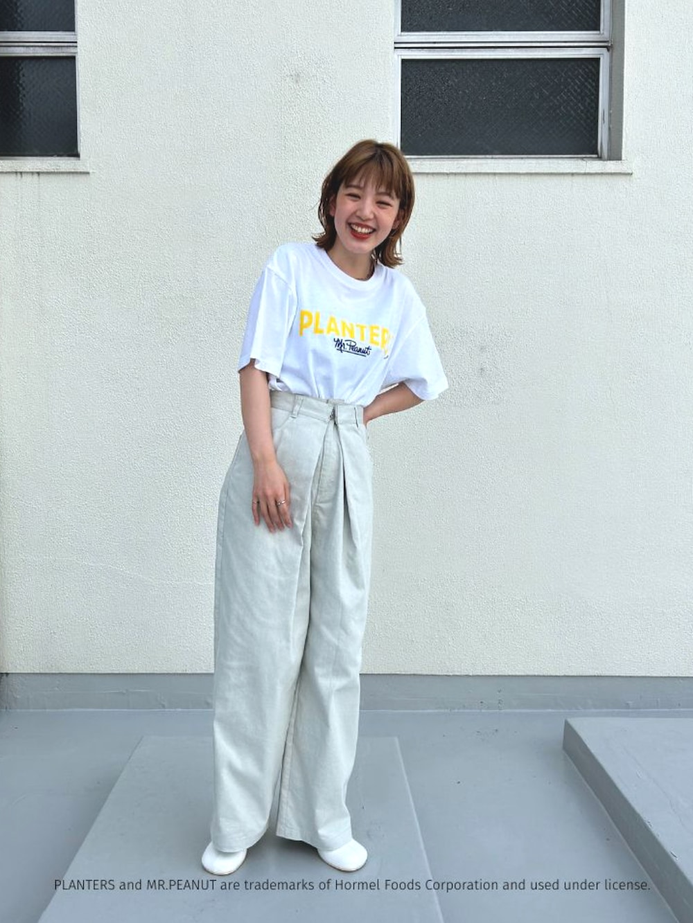 グレー系のその他アウター、グレー系のその他パンツを着用したレディースの夏コーディネートの2枚目の写真