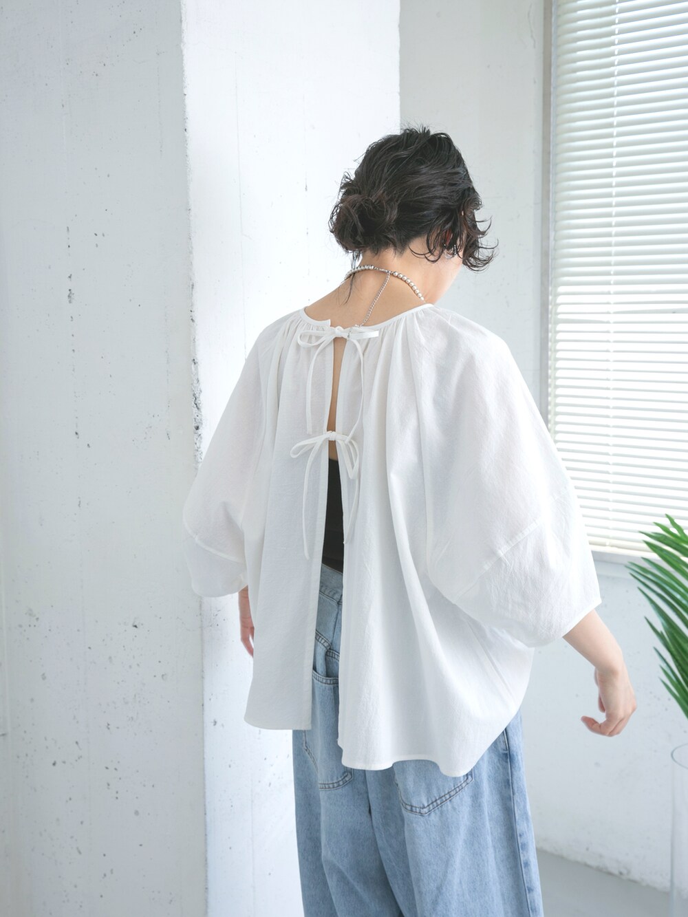 ホワイト系のシャツ/ブラウス、ブルー系のデニムパンツ、パープル系のサンダルを着用したレディースの夏コーディネートの4枚目の写真