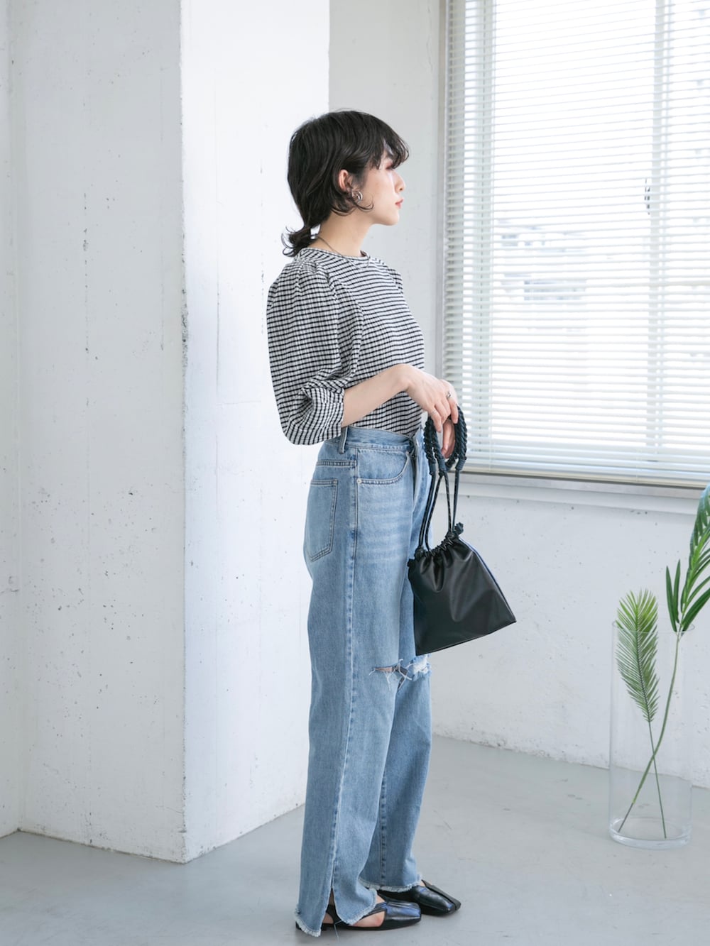 ホワイト系のシャツ/ブラウス、ブラック系のショルダーバッグ、ブルー系のデニムパンツを着用したレディースの夏コーディネートの2枚目の写真
