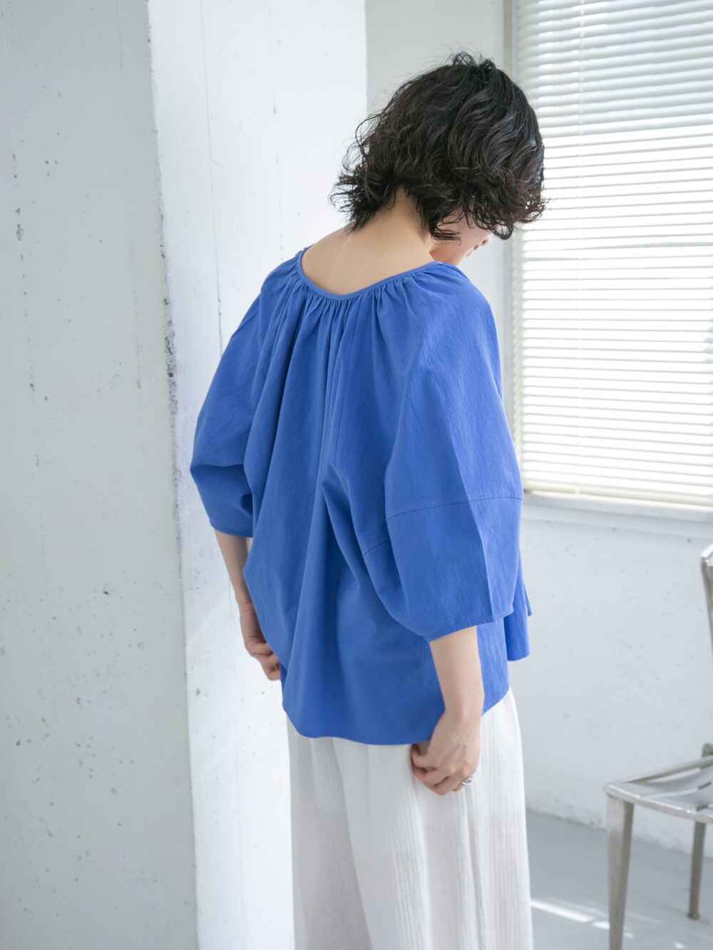 ブルー系のシャツ/ブラウス、ホワイト系のその他パンツを着用したレディースの夏コーディネートの4枚目の写真