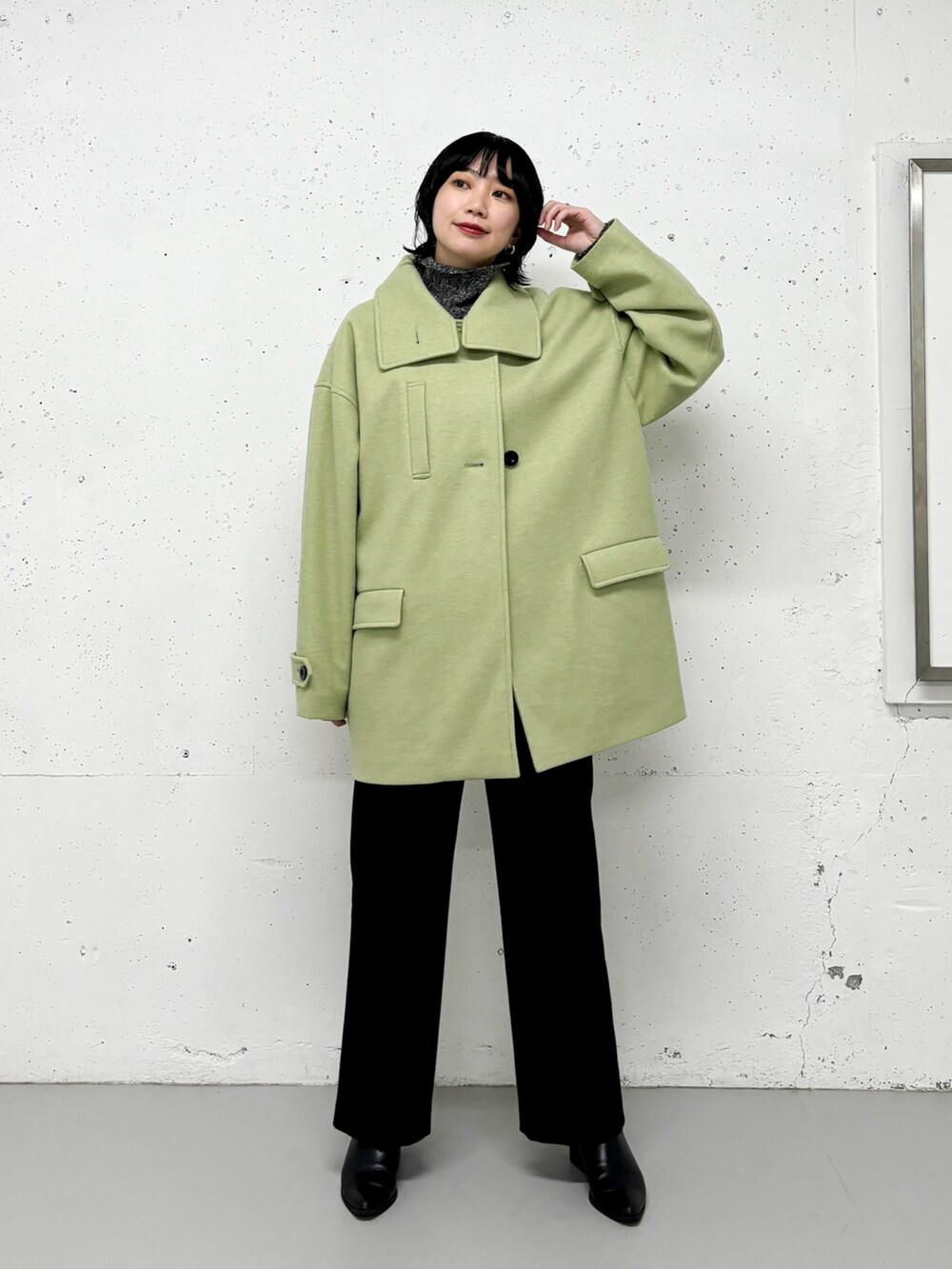 グリーン系のその他アウター、グレー系のニット/セーターを着用したレディースの冬コーディネートの2枚目の写真