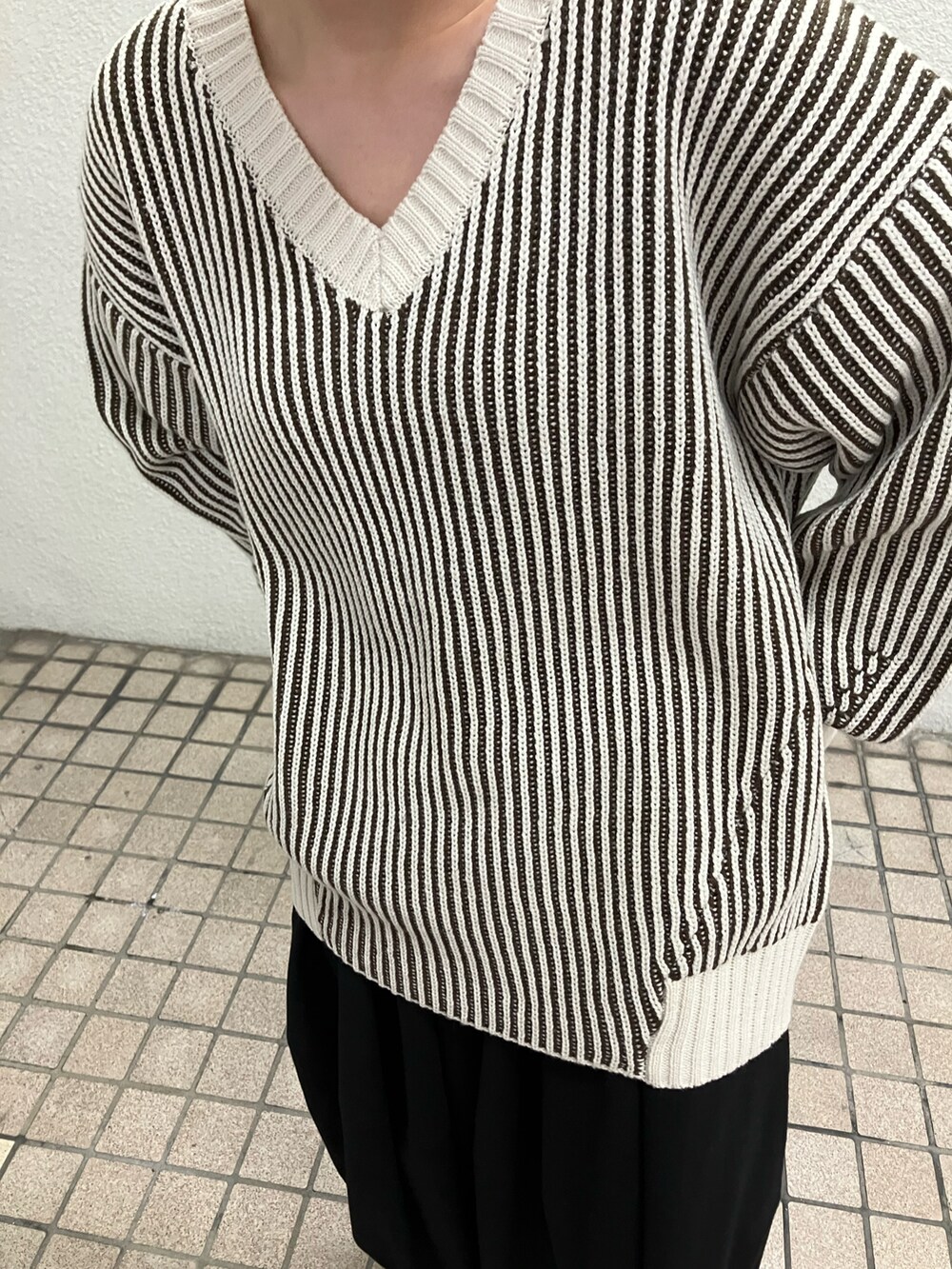 ホワイト系のニット/セーター、ブラック系のその他パンツ、グレー系のその他シューズを着用したレディースの秋コーディネートの3枚目の写真