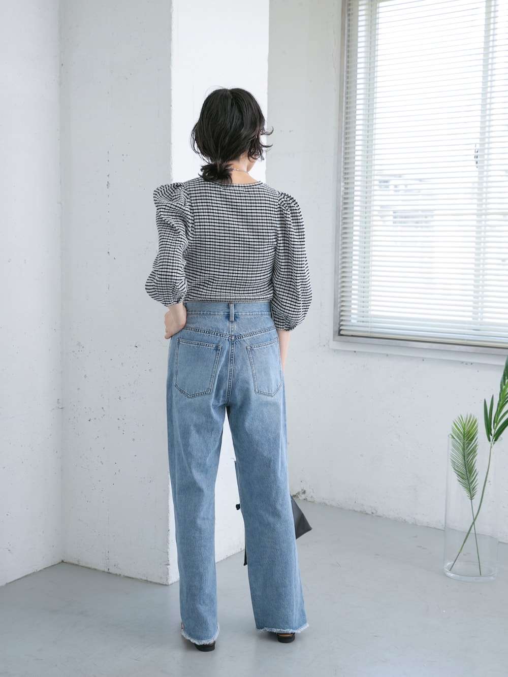 ホワイト系のシャツ/ブラウス、ブラック系のショルダーバッグ、ブルー系のデニムパンツを着用したレディースの夏コーディネートの3枚目の写真