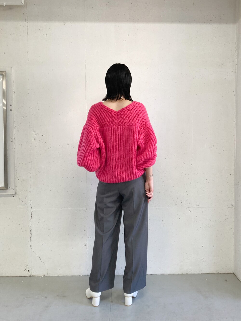 「KBF、スラックス、カラーニット、秋コーデ、ボリュームニット、ボリューム袖、秋服準備はじめました、カラー×コーデ」｜「KBFのボリュームスリーブルーズニット（ニット/セーター、ピンク系）」を使った、KBF OFFICIAL ACCOUNTさん（レディース・167cm）の夏コーディネートの3枚目の写真