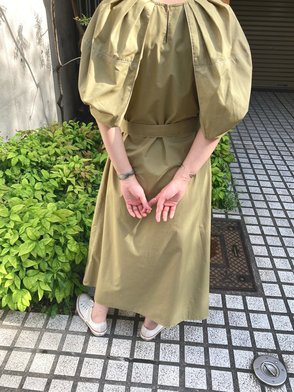 グリーン系のワンピースを着用したレディースの夏コーディネートの3枚目の写真