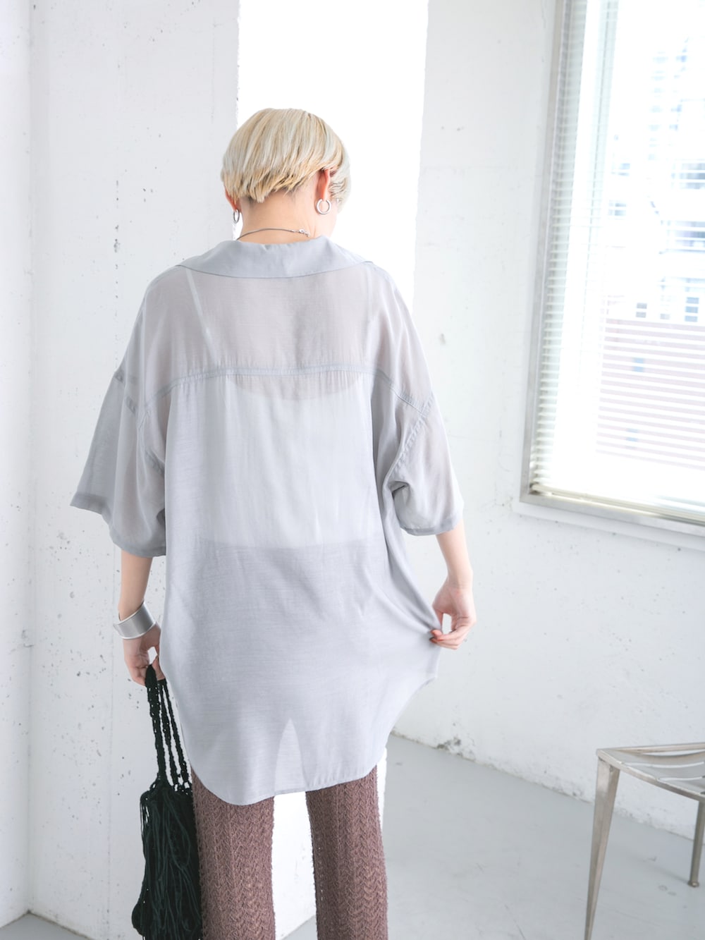 グレー系のシャツ/ブラウス、ブラウン系のその他パンツ、ブラック系のサンダルを着用したレディースの夏コーディネートの3枚目の写真