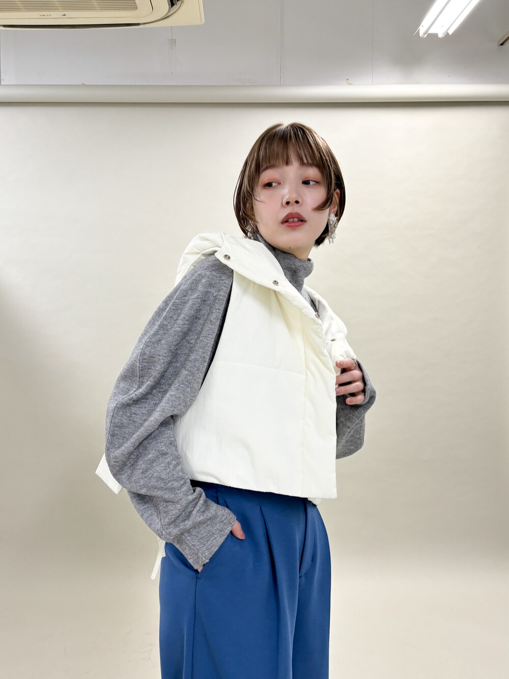 ホワイト系のダウンジャケット/コート、ブルー系のその他パンツ、ホワイト系のブーツを着用したレディースの冬コーディネートの4枚目の写真