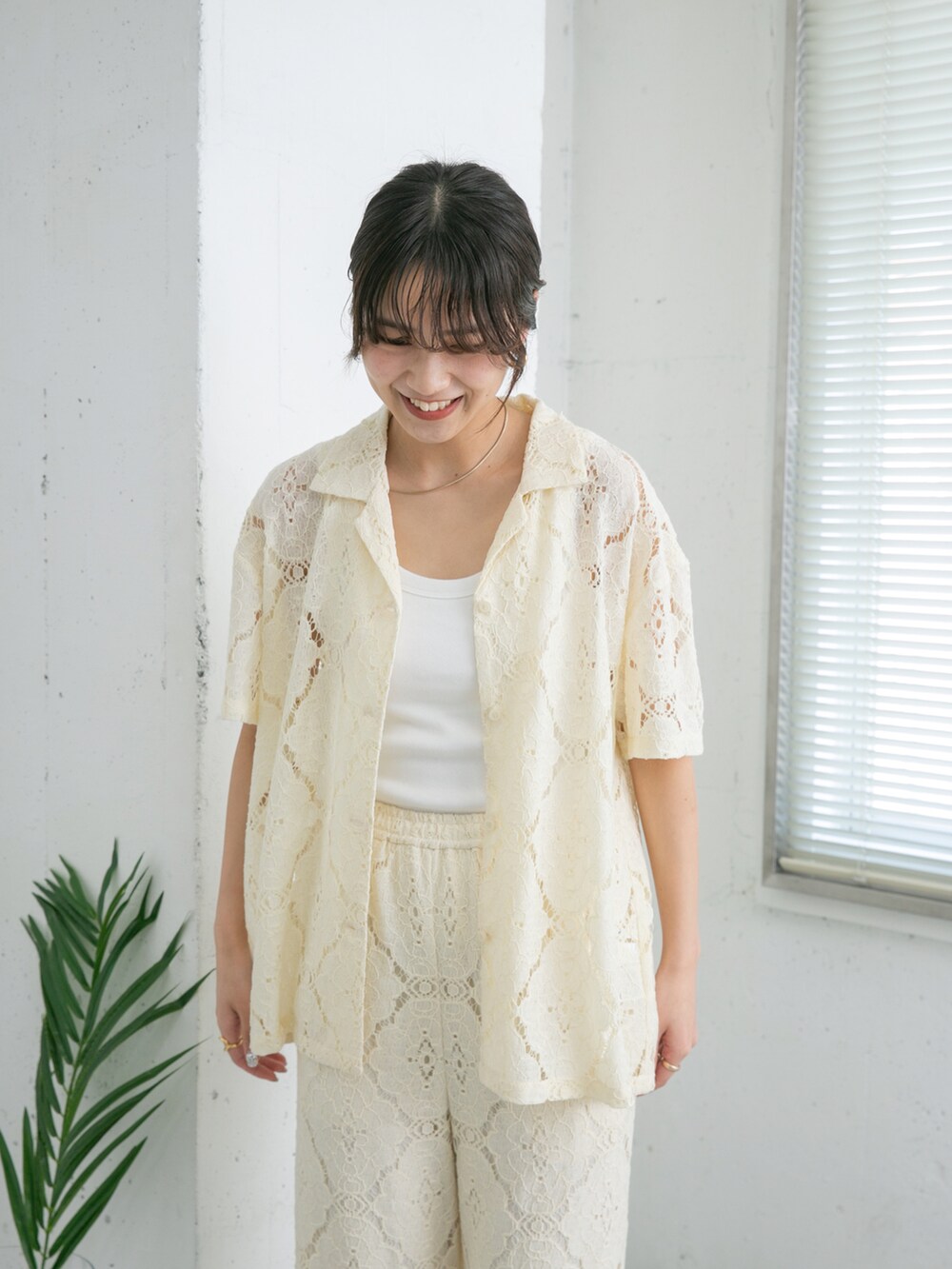 ホワイト系のシャツ/ブラウス、ホワイト系のその他パンツ、グリーン系のサンダルを着用したレディースの夏コーディネートの3枚目の写真