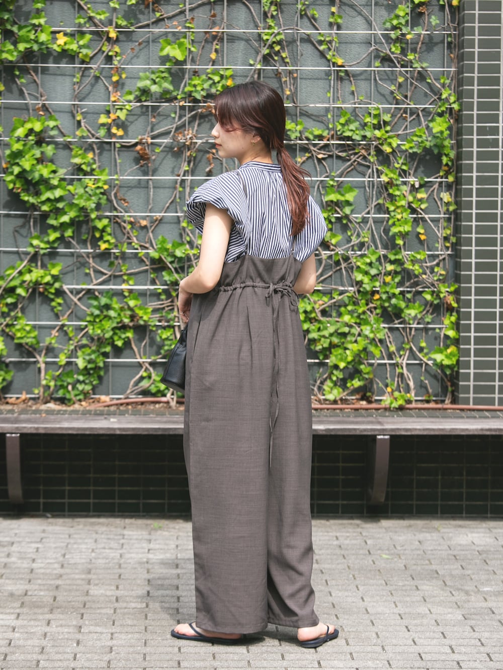 ブルー系のサンダル、ブラウン系のサロペット/オーバーオール、グレー系のシャツ/ブラウスを着用したレディースの夏コーディネートの2枚目の写真