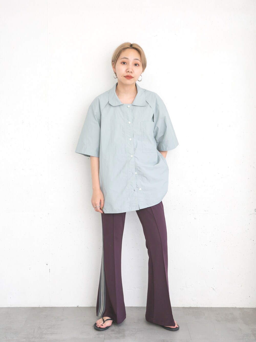 ブルー系のサンダル、ブルー系のシャツ/ブラウス、パープル系のその他パンツを着用したレディースの夏コーディネートの2枚目の写真