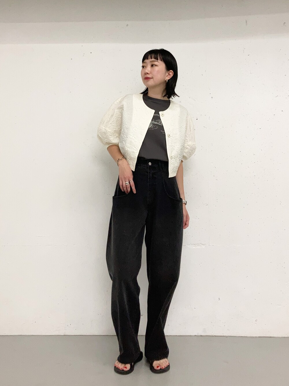 ホワイト系のシャツ/ブラウス、グレー系のTシャツ/カットソー、ブラック系のデニムパンツを着用したレディースの夏コーディネートの2枚目の写真