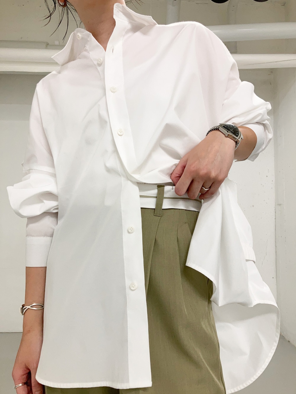 ホワイト系のシャツ/ブラウスを着用したレディースの夏コーディネートの4枚目の写真