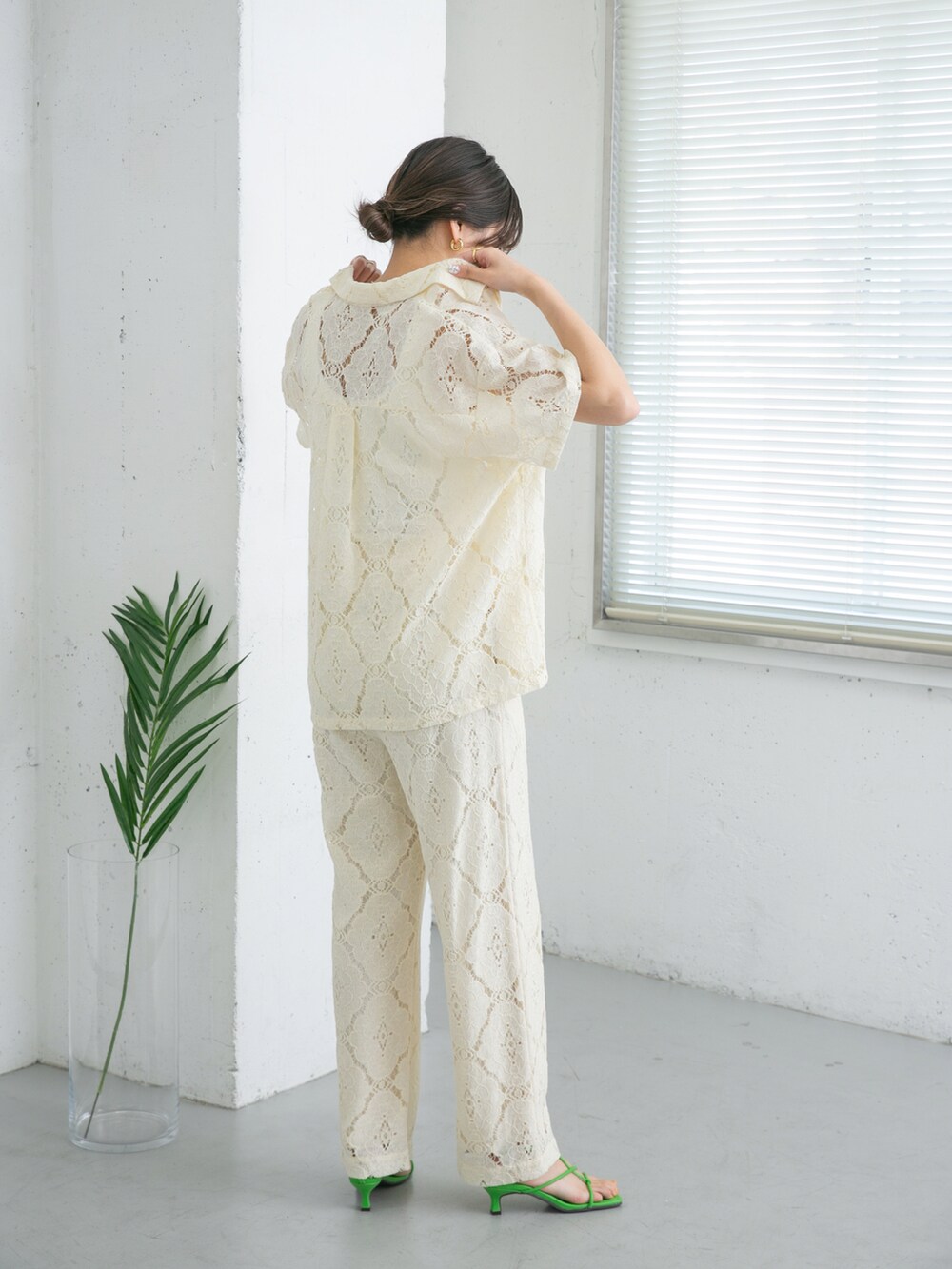 ホワイト系のシャツ/ブラウス、ホワイト系のその他パンツ、グリーン系のサンダルを着用したレディースの夏コーディネートの2枚目の写真