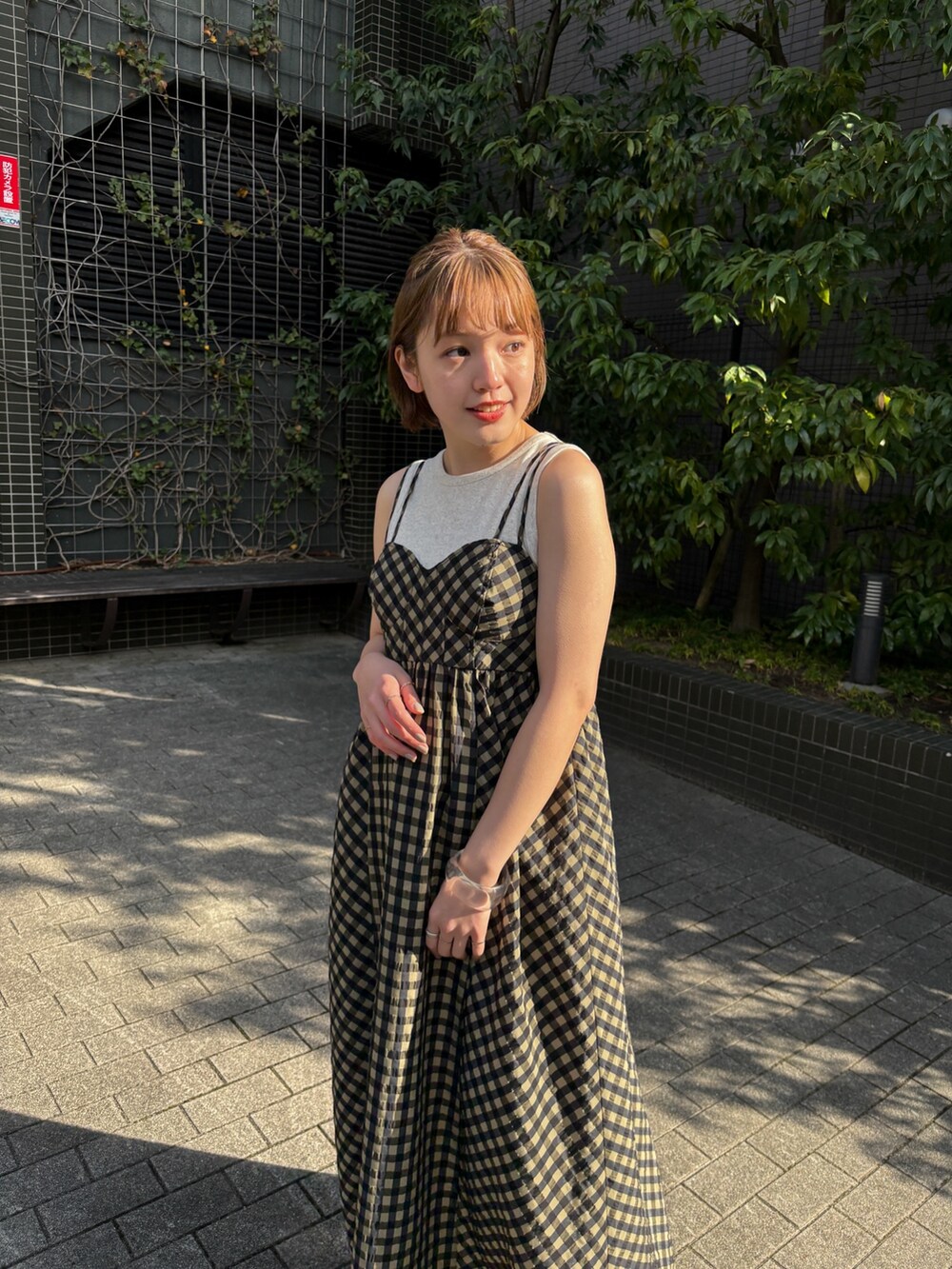 グリーン系のワンピースを着用したレディースの冬コーディネートの2枚目の写真