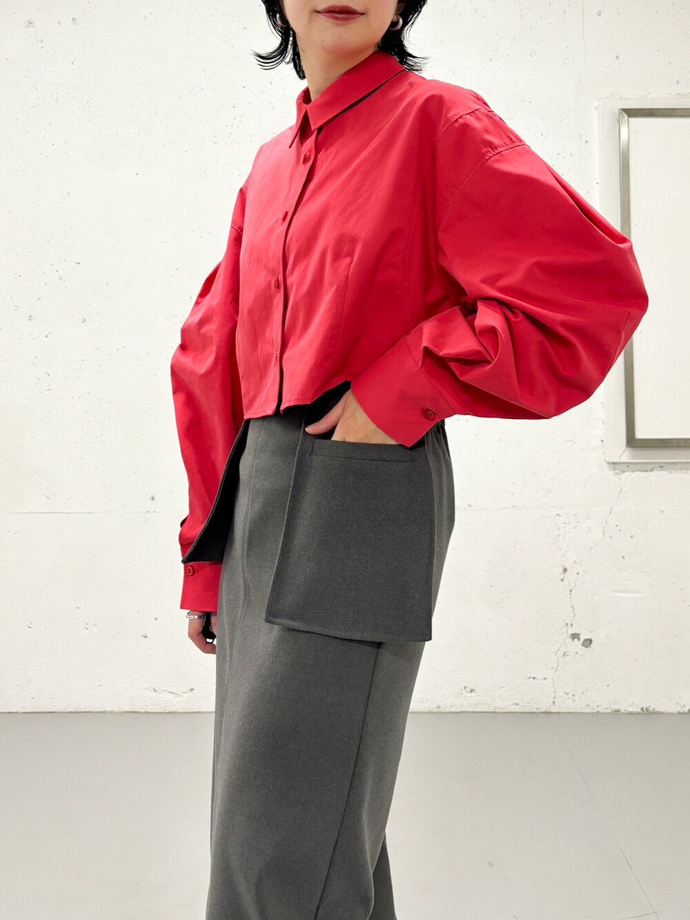 ピンク系のシャツ/ブラウス、グレー系のスカート、ブラック系のブーツを着用したレディースの冬コーディネートの4枚目の写真