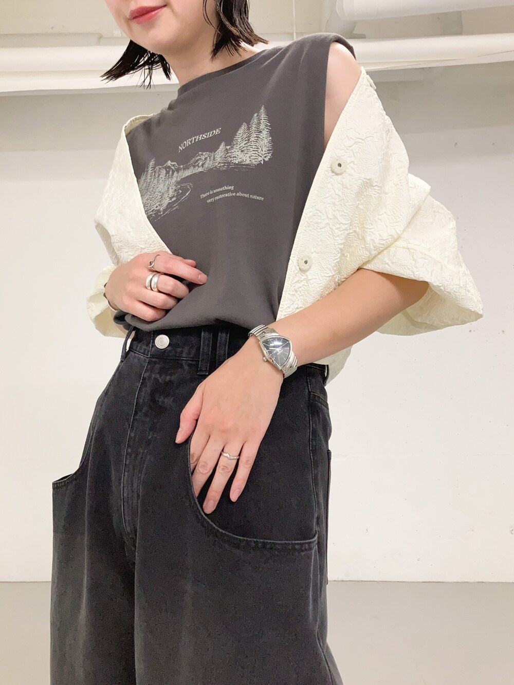 ホワイト系のシャツ/ブラウス、グレー系のTシャツ/カットソー、ブラック系のデニムパンツを着用したレディースの夏コーディネートの4枚目の写真