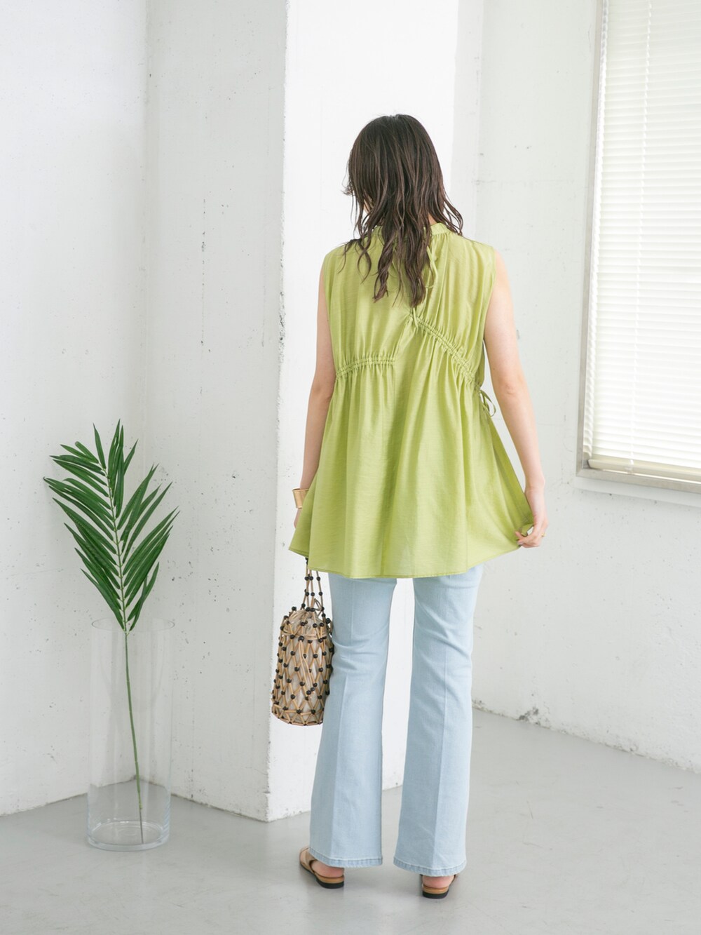 グリーン系のシャツ/ブラウス、ブルー系のデニムパンツ、イエロー系のサンダルを着用したレディースの夏コーディネートの4枚目の写真