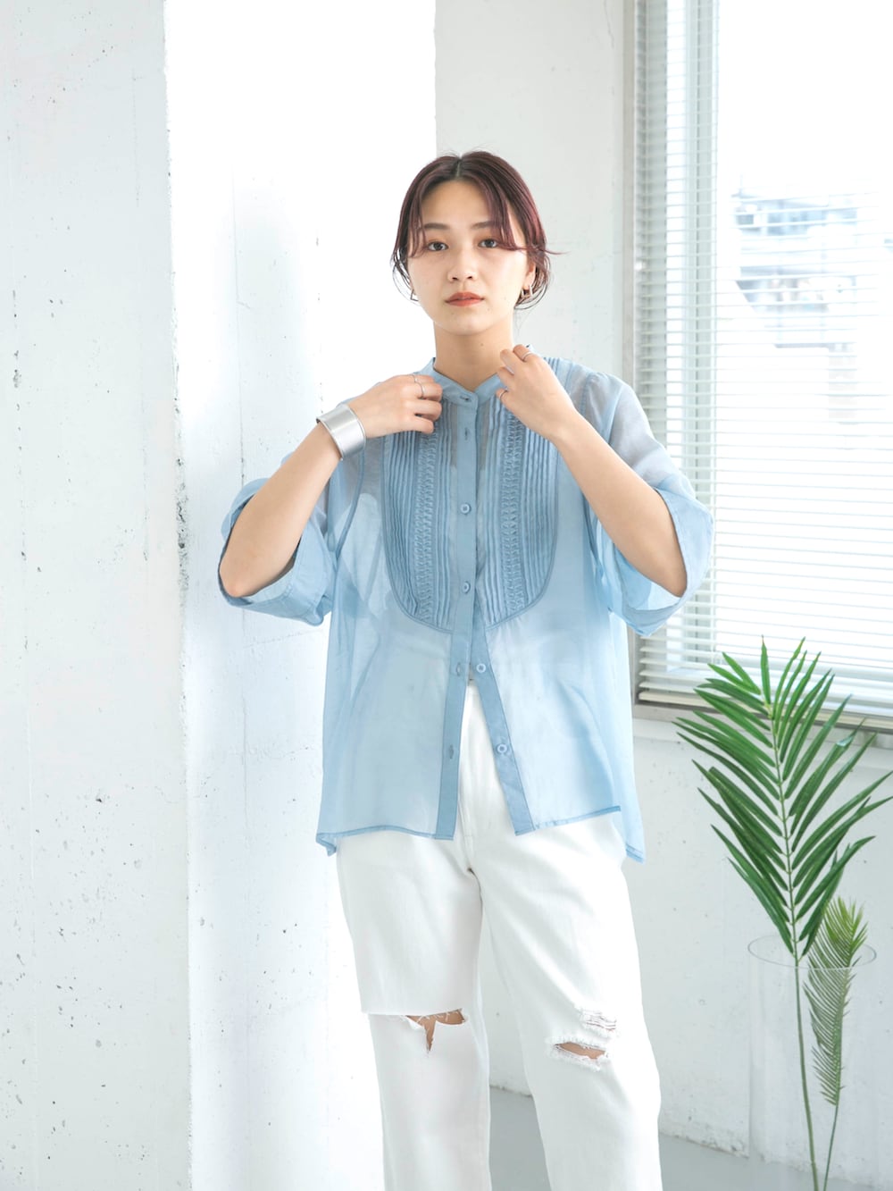 ブルー系のシャツ/ブラウス、ホワイト系のデニムパンツ、ブルー系のサンダルを着用したレディースの夏コーディネートの3枚目の写真
