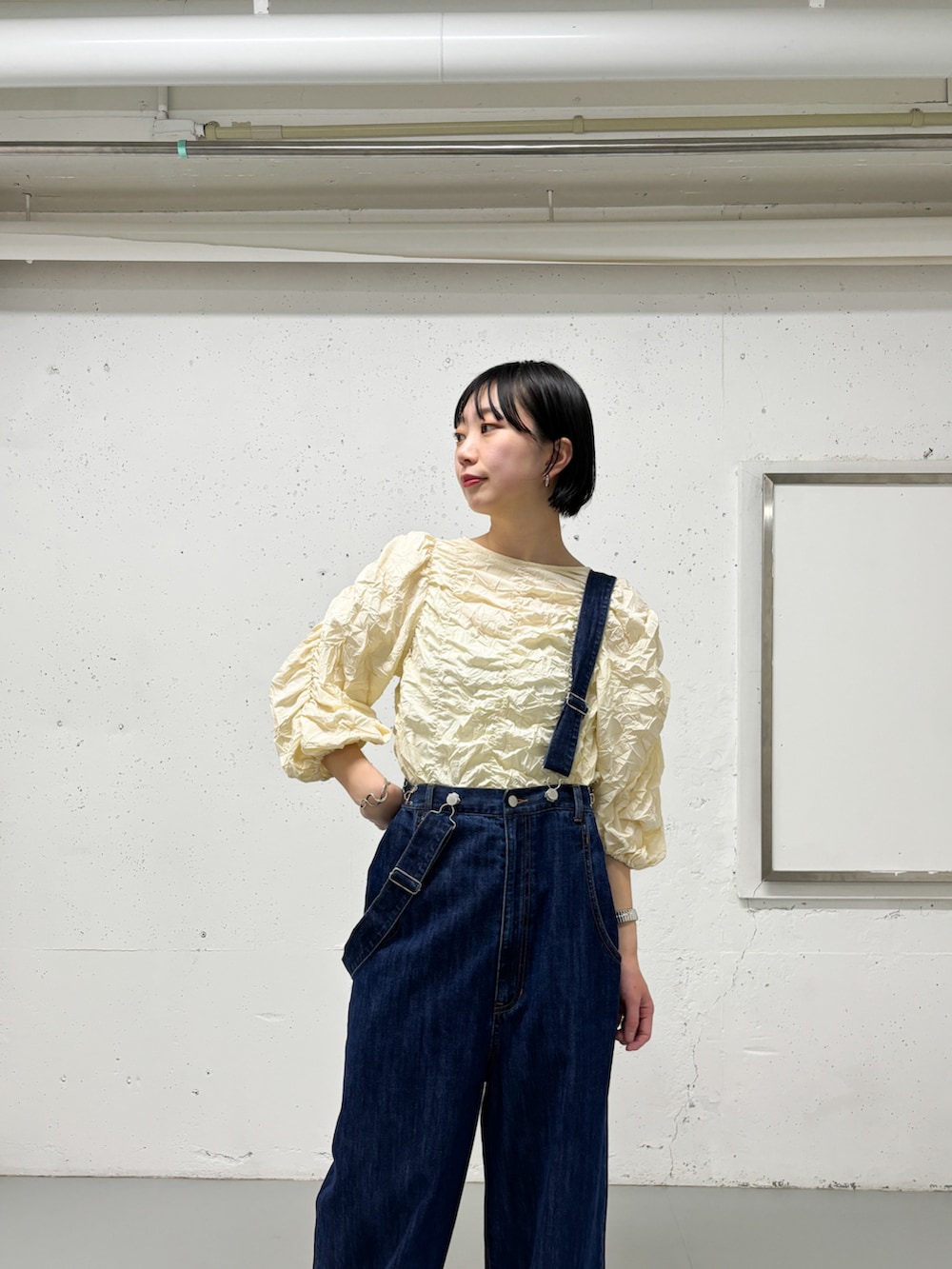 ベージュ系のシャツ/ブラウス、ブルー系のサロペット/オーバーオールを着用したレディースの春コーディネートの4枚目の写真