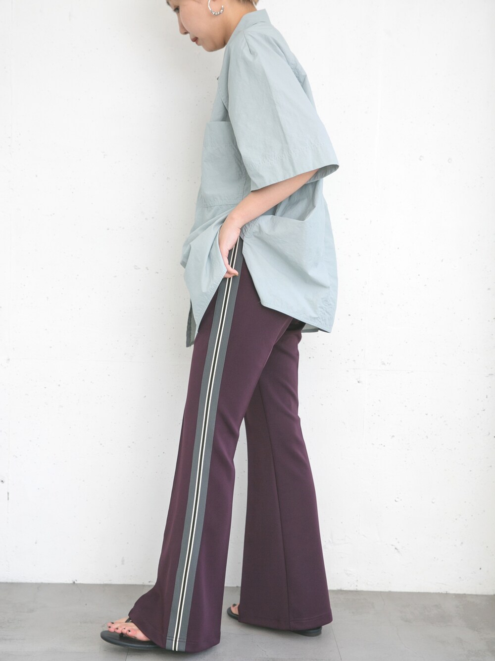 ブルー系のサンダル、ブルー系のシャツ/ブラウス、パープル系のその他パンツを着用したレディースの夏コーディネートの4枚目の写真