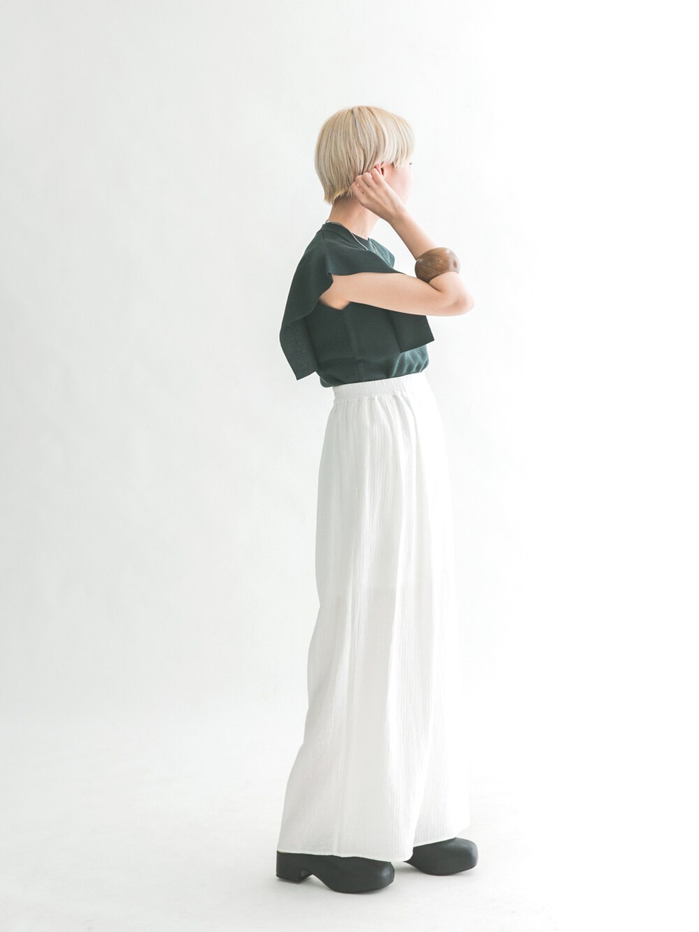 ブラック系のサンダル、グリーン系のニット/セーター、ホワイト系のその他パンツを着用したレディースの夏コーディネートの2枚目の写真