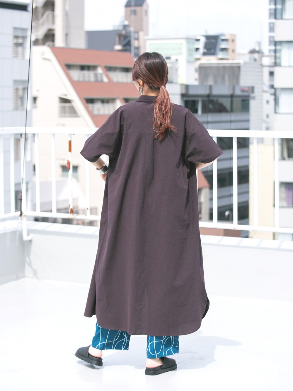 ブラック系のサンダル、ブラウン系のワンピース、ブルー系のその他パンツを着用したレディースの夏コーディネートの2枚目の写真