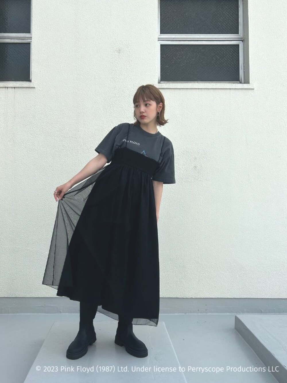 ブラック系のその他アウター、ブラック系のワンピースを着用したレディースの夏コーディネートの2枚目の写真