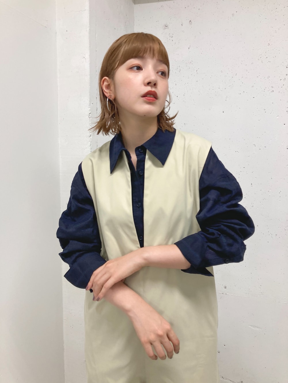 ブルー系のシャツ/ブラウス、ベージュ系のサロペット/オーバーオールを着用したレディースの夏コーディネートの3枚目の写真