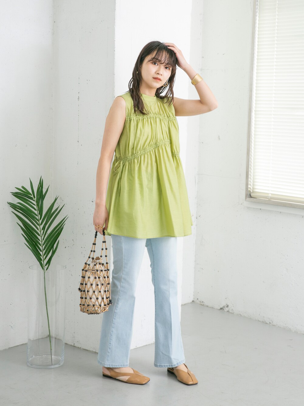 グリーン系のシャツ/ブラウス、ブルー系のデニムパンツ、イエロー系のサンダルを着用したレディースの夏コーディネートの2枚目の写真