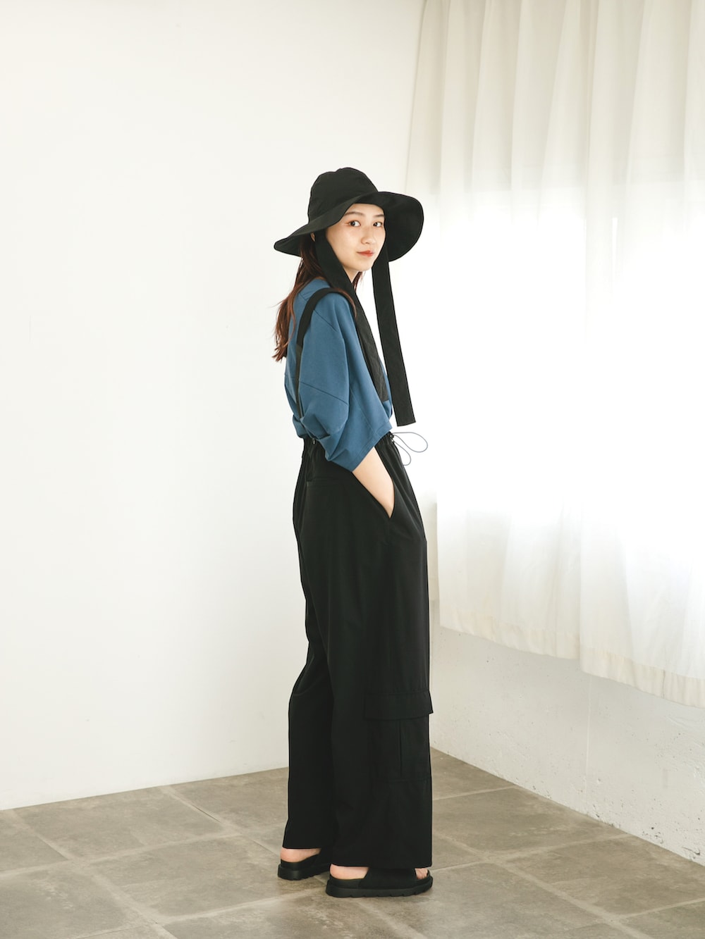 ブラック系のサンダル、ブルー系のTシャツ/カットソー、ブラック系のサロペット/オーバーオールを着用したレディースの夏コーディネートの2枚目の写真