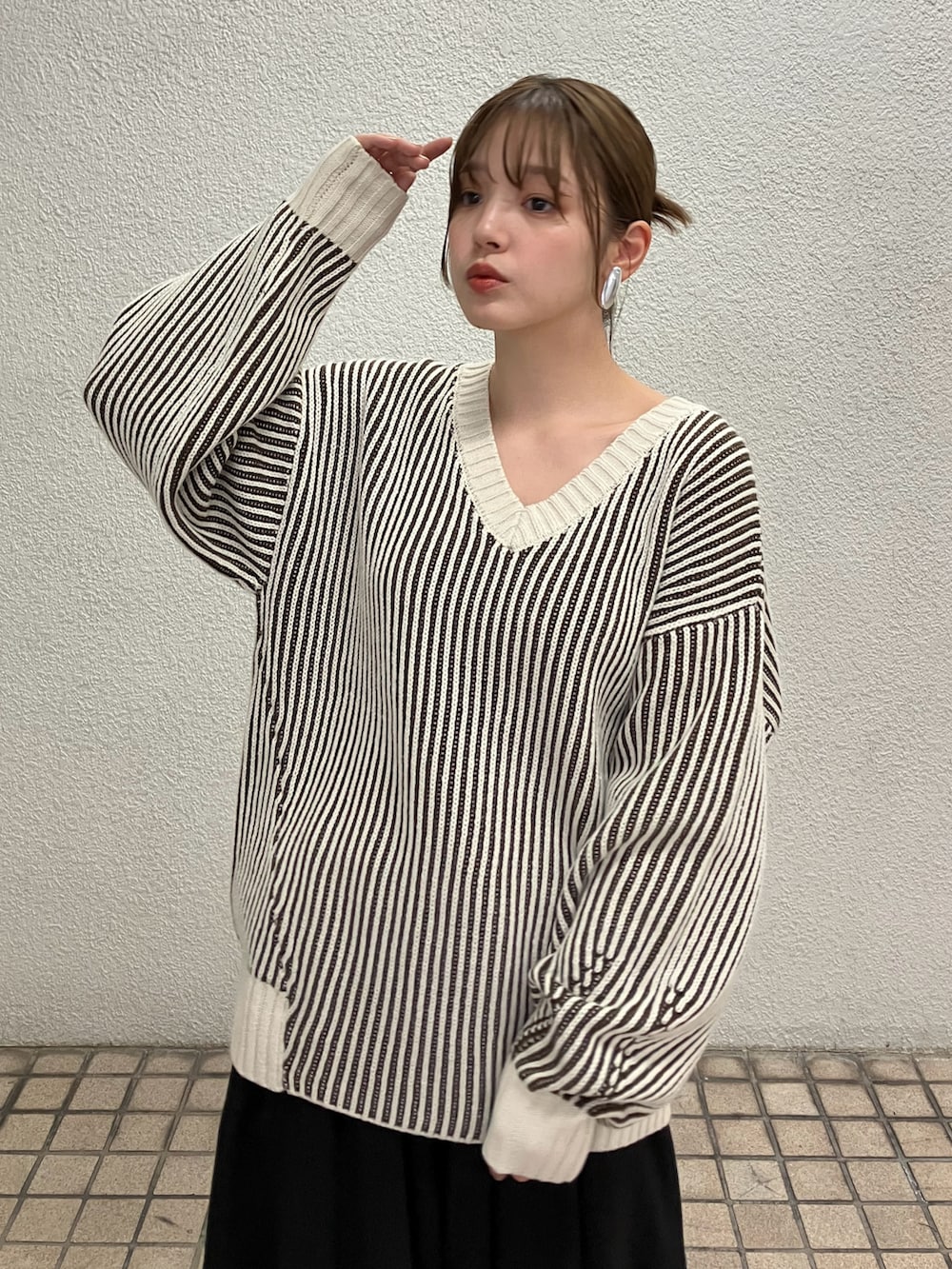 ホワイト系のニット/セーター、ブラック系のその他パンツ、グレー系のその他シューズを着用したレディースの秋コーディネートの2枚目の写真