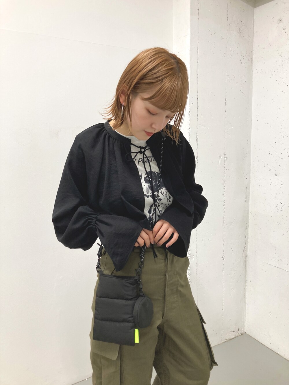 ブラック系のショルダーバッグを着用したレディースの夏コーディネートの3枚目の写真