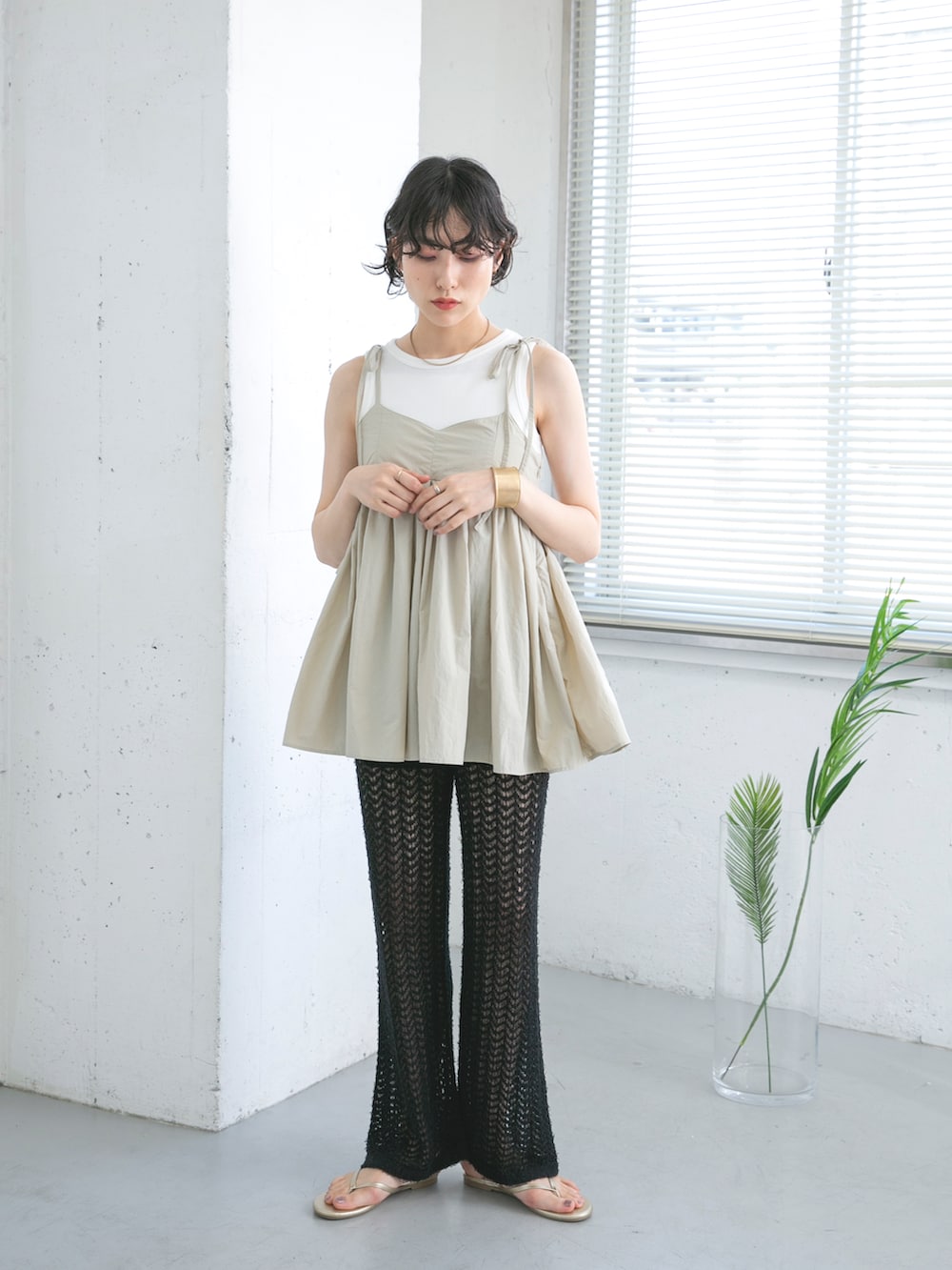 ベージュ系のその他トップス、ホワイト系のタンクトップ、ブラック系のその他パンツを着用したレディースの夏コーディネートの2枚目の写真