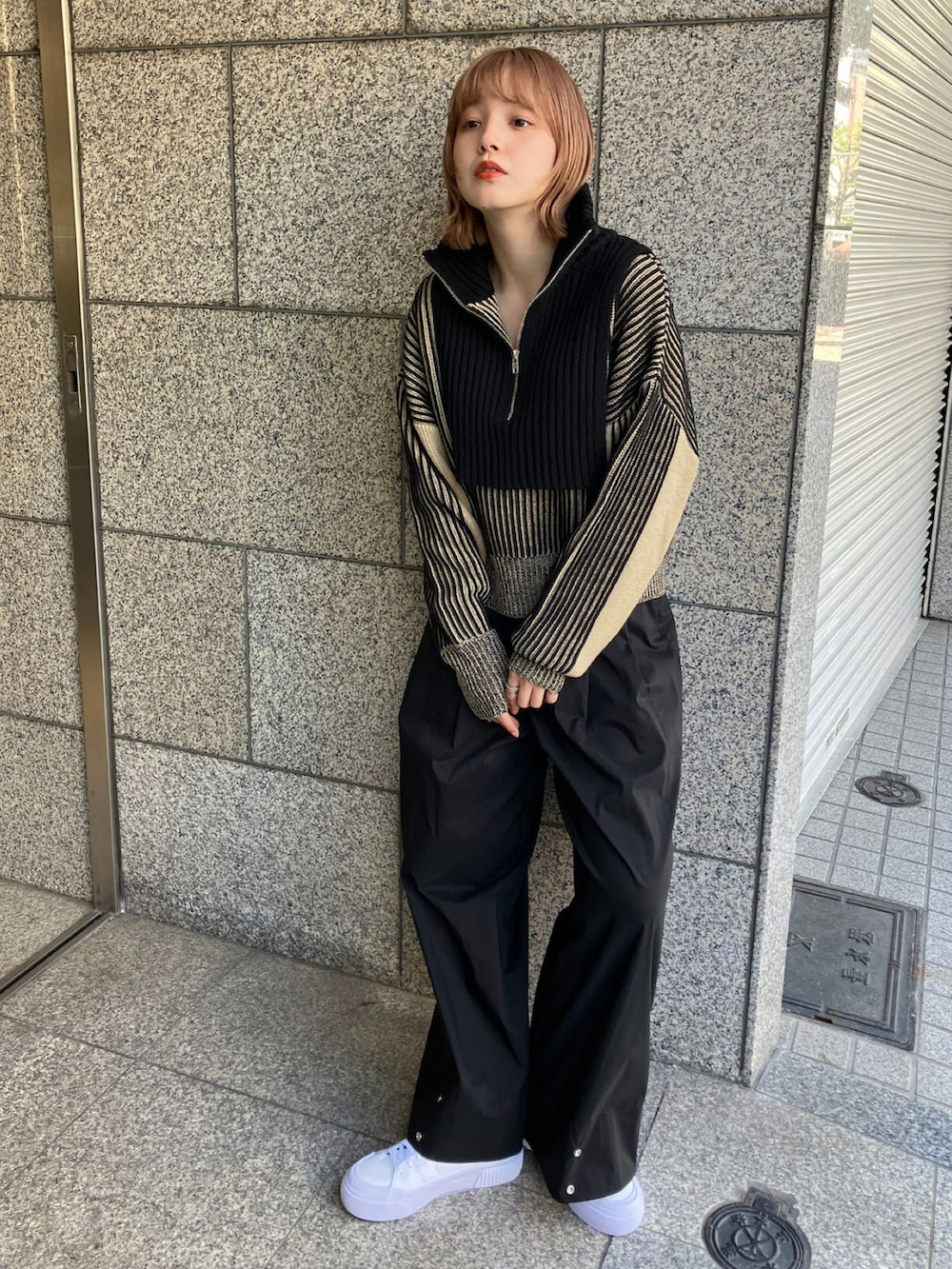 ブラック系のその他パンツ、ブラック系のニット/セーターを着用したレディースの春コーディネートの2枚目の写真