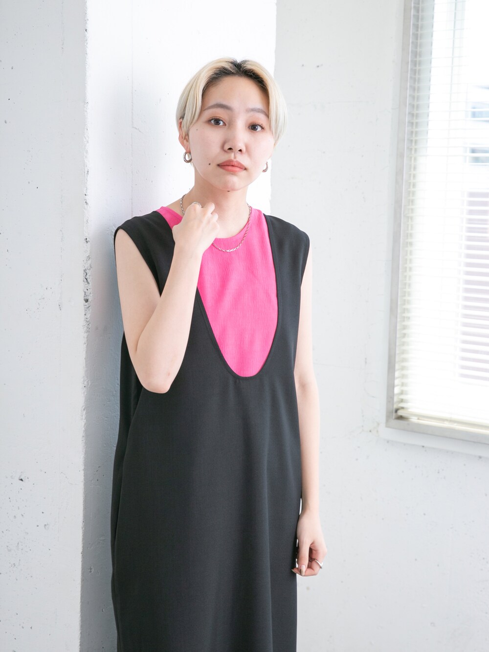 ブラック系のワンピース、ピンク系のシャツ/ブラウス、ブラック系のサンダルを着用したレディースの夏コーディネートの4枚目の写真