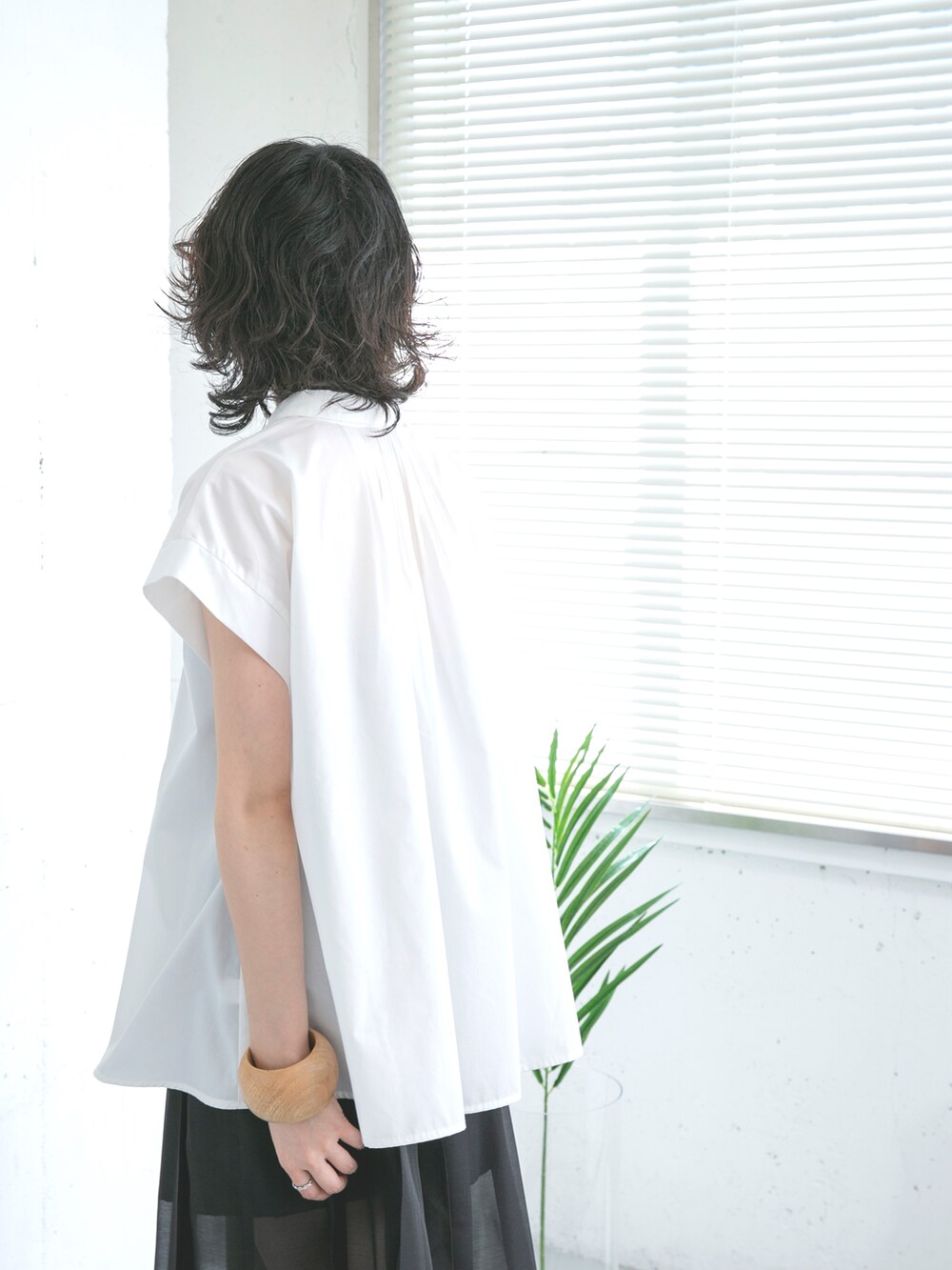 ホワイト系のシャツ/ブラウス、ブラック系のその他パンツ、ブラック系のサンダルを着用したレディースの夏コーディネートの3枚目の写真