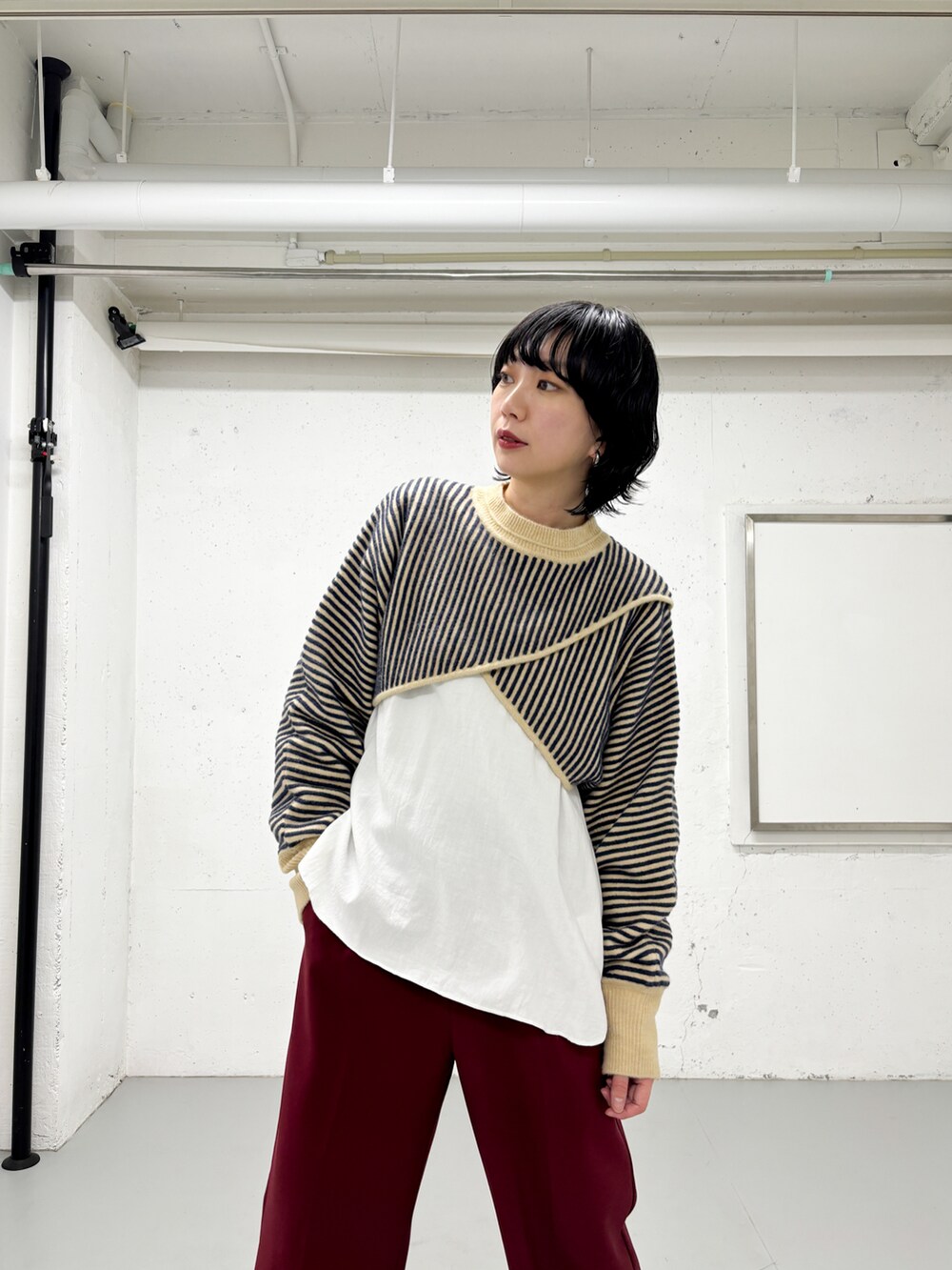 ブルー系のニット/セーター、ホワイト系のTシャツ/カットソーを着用したレディースの冬コーディネートの3枚目の写真