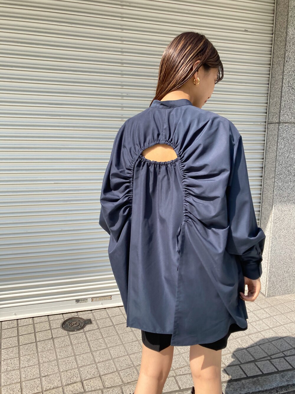 ブルー系のシャツ/ブラウス、ブラック系のその他パンツ、ブラック系のブーツを着用したレディースの秋コーディネートの3枚目の写真