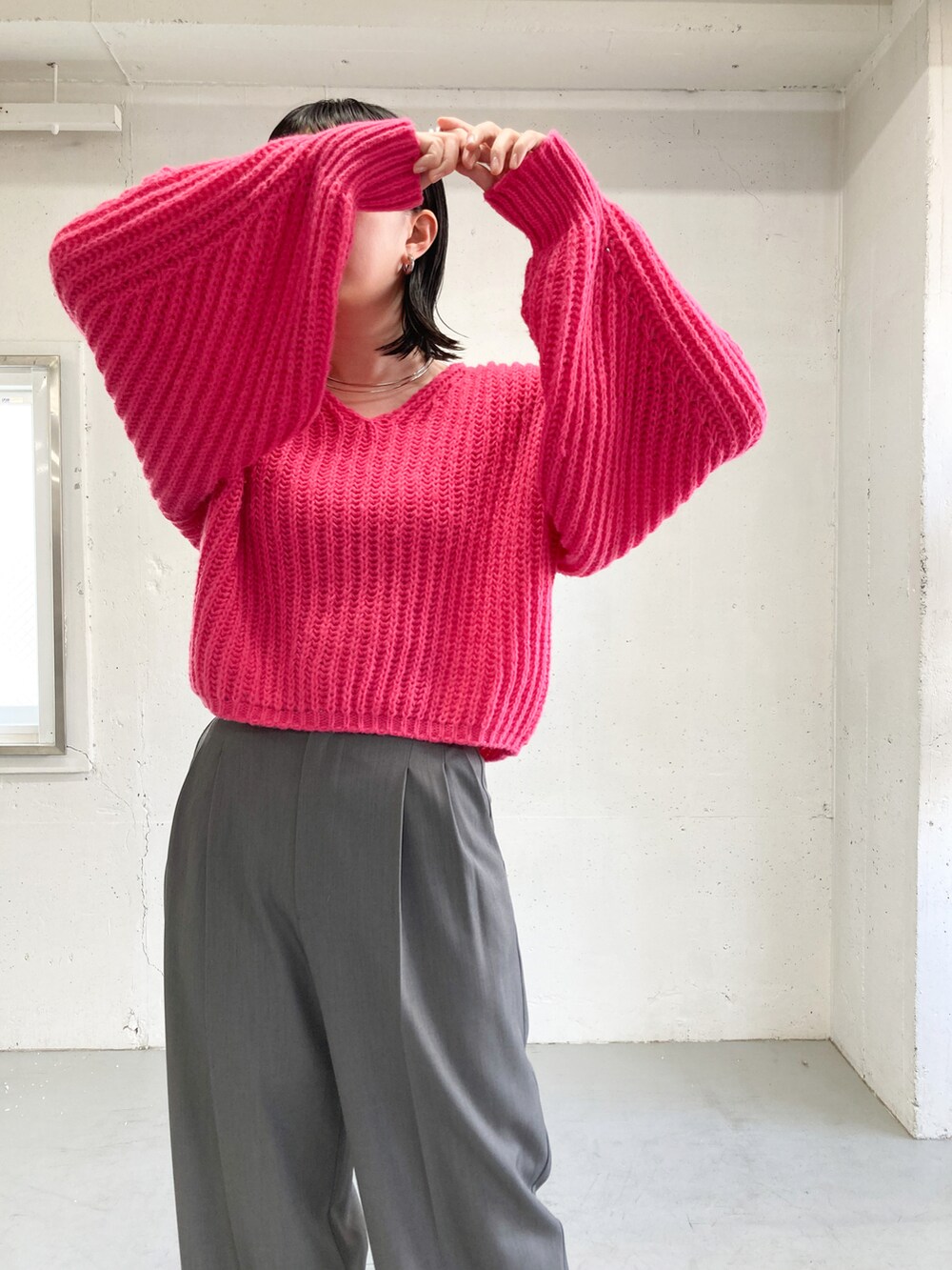 「KBF、スラックス、カラーニット、秋コーデ、ボリュームニット、ボリューム袖、秋服準備はじめました、カラー×コーデ」｜「KBFのボリュームスリーブルーズニット（ニット/セーター、ピンク系）」を使った、KBF OFFICIAL ACCOUNTさん（レディース・167cm）の夏コーディネートの4枚目の写真