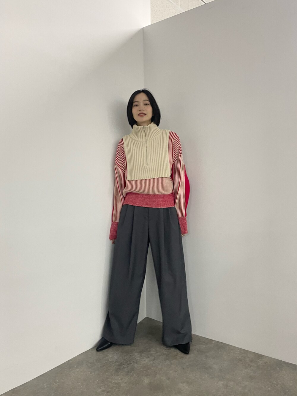 レッド系のニット/セーターを着用したレディースの夏コーディネートの4枚目の写真