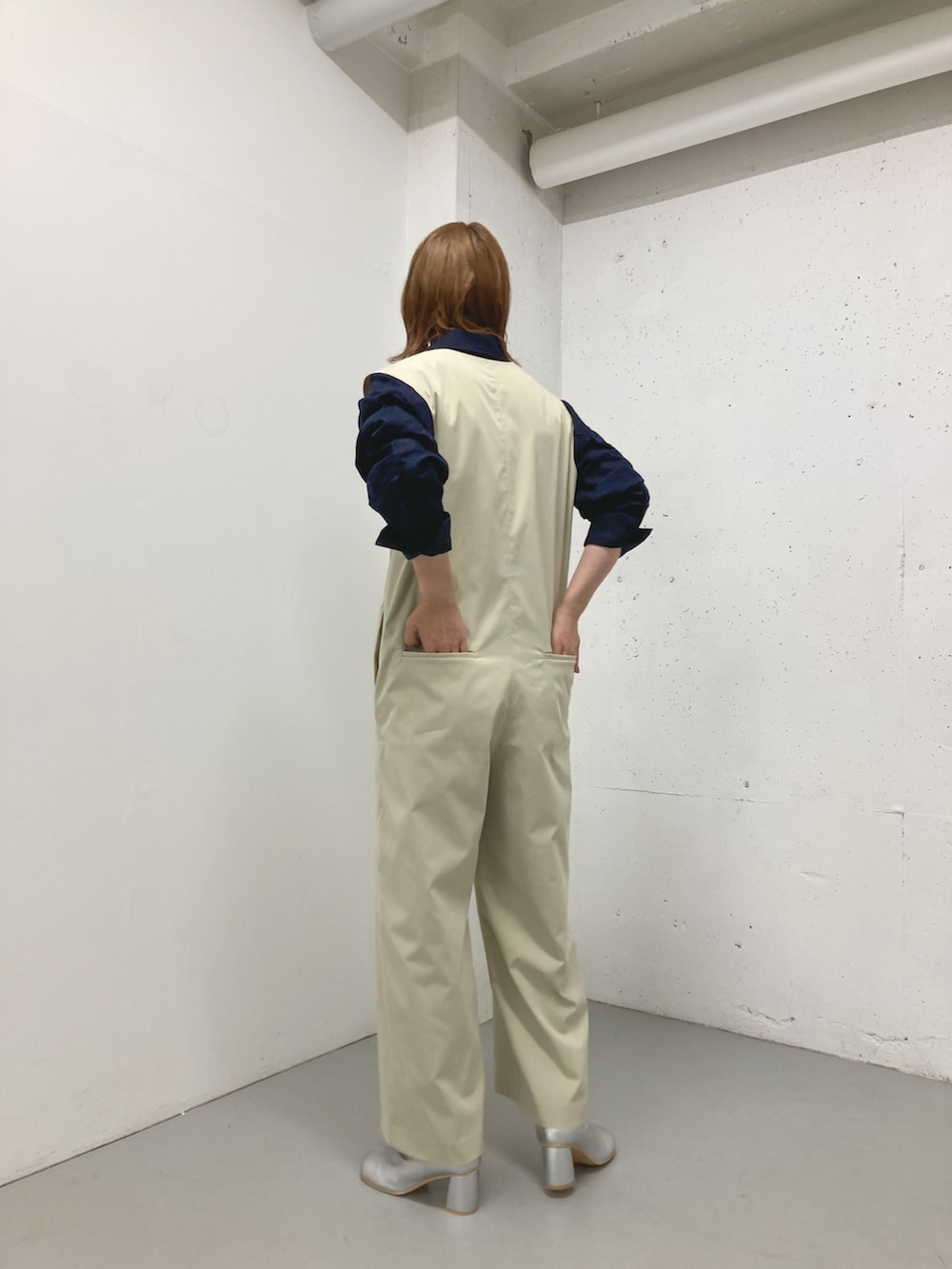 ブルー系のシャツ/ブラウス、ベージュ系のサロペット/オーバーオールを着用したレディースの夏コーディネートの2枚目の写真