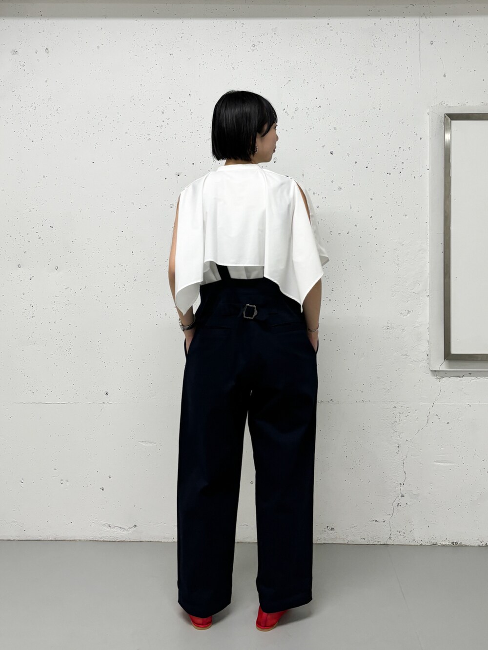 ホワイト系のシャツ/ブラウス、ブルー系のサロペット/オーバーオールを着用したレディースの春コーディネートの3枚目の写真