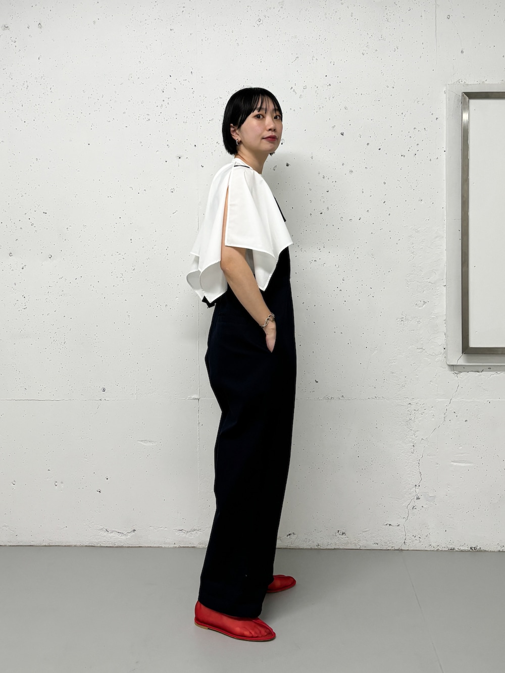 ホワイト系のシャツ/ブラウス、ブルー系のサロペット/オーバーオールを着用したレディースの春コーディネートの2枚目の写真