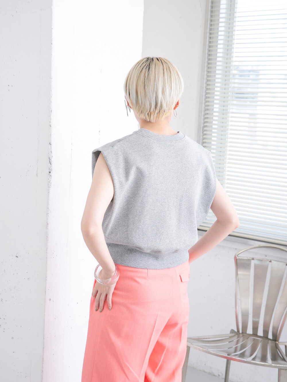 グレー系のスウェット、ピンク系のその他パンツを着用したレディースの夏コーディネートの4枚目の写真