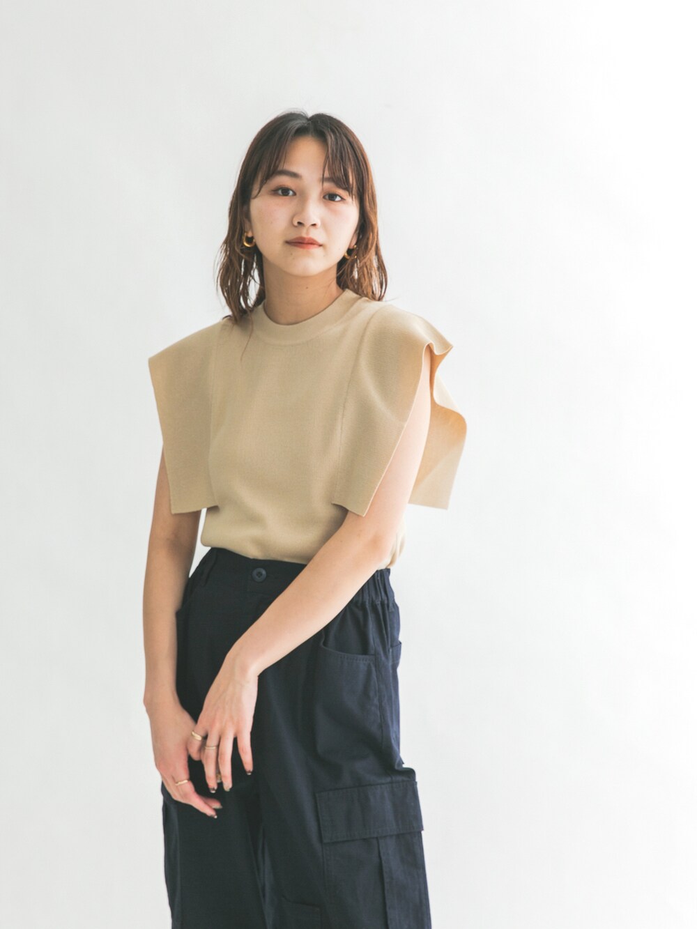 ブラック系のサンダル、ベージュ系のニット/セーター、ブルー系のその他パンツを着用したレディースの夏コーディネートの3枚目の写真