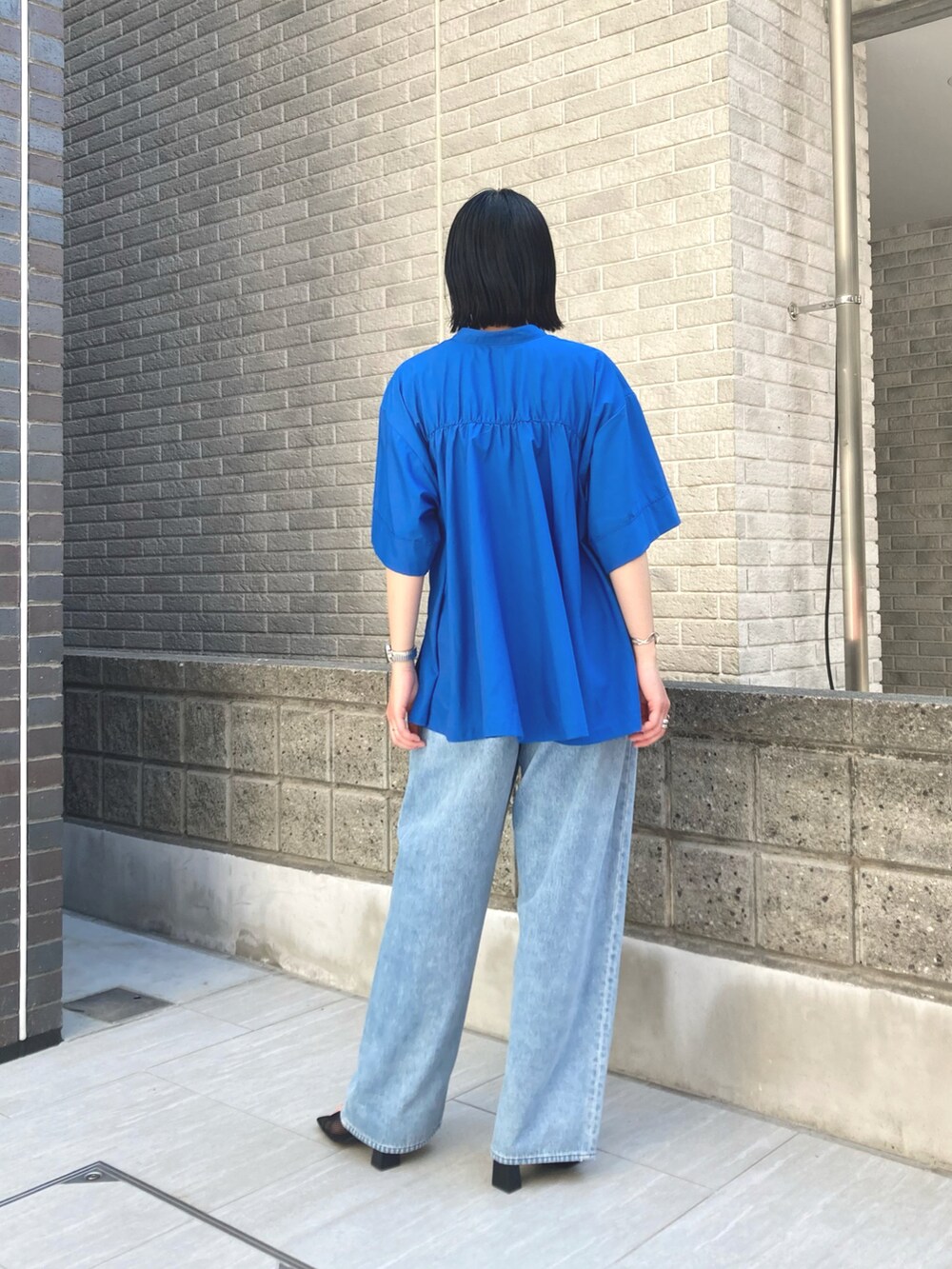 ブルー系のシャツ/ブラウス、ブルー系のデニムパンツを着用したレディースの夏コーディネートの2枚目の写真